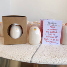 Laden Sie das Bild in den Galerie-Viewer, Picuru Amulet Pinguin der Gegenwart – handgemachtes Tierli aus Keramik