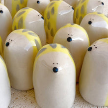 Laden Sie das Bild in den Galerie-Viewer, Picuru Amulet Selbstschutz Stachelschwein – handgemachtes Schutz-Amulett aus Keramik