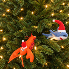 Laden Sie das Bild in den Galerie-Viewer, Weihnachtshummer Filzanhänger | Felt so good
