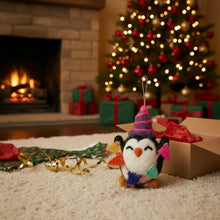 Laden Sie das Bild in den Galerie-Viewer, Party Penguin Pinguin Filzfigur | Felt so good