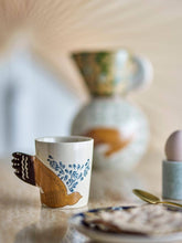 Laden Sie das Bild in den Galerie-Viewer, Bloomingville Hezha Tasse aus Steingut – Tasse mit Vogelmotiv