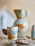 Bloomingville Hezha Tasse aus Steingut – Tasse mit Vogelmotiv