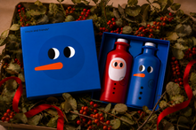 Laden Sie das Bild in den Galerie-Viewer, YIAYIA Santa &amp; Snowman Olivenöl Geschenkset – 2 × 500 ml