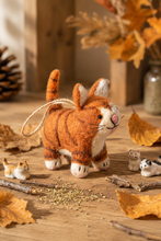 Laden Sie das Bild in den Galerie-Viewer, Colin die Katze aus Filz – Handmade in Nepal 🐈