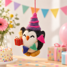 Laden Sie das Bild in den Galerie-Viewer, Party Penguin Pinguin Filzfigur | Felt so good