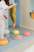 Laden Sie das Bild in den Galerie-Viewer, Osteraktion Stapelstein Set Pastel - gratis Board