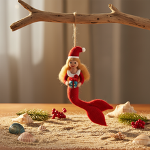 Laden Sie das Bild in den Galerie-Viewer, Weihnachtsmeerjungfrau Filzanhänger | Felt so good