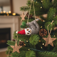 Filz-Faultier mit Weihnachtsmütze – handgemachter Baumschmuck aus Nepal
