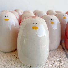 Laden Sie das Bild in den Galerie-Viewer, Picuru Amulet Pinguin der Gegenwart – handgemachtes Tierli aus Keramik