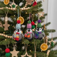 Handgefertigte Filz-Weihnachtshänger mit frostigen Pinguinen: Varieté-P