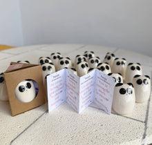 Laden Sie das Bild in den Galerie-Viewer, Picuru Amulet Panda des inneren Friedens – handgemachtes Tierli aus Keramik
