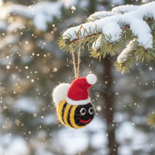 Laden Sie das Bild in den Galerie-Viewer, Handgefertigte Mini-Weihnachtsbienen aus Filz zum Aufhängen (3er-Set)
