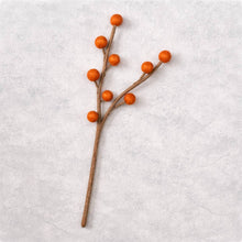 Laden Sie das Bild in den Galerie-Viewer, Filzzweig mit orangen Beeren – Herbstdeko | BeYoona 🍂