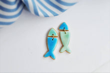 Laden Sie das Bild in den Galerie-Viewer, Handgefertigte Fisch-Ohrringe aus Edelstahl – Hypoallergene Ohrstecker in Keramik-Optik