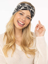 Laden Sie das Bild in den Galerie-Viewer, Zwillingsherz Cashmere-Stirnband Leo mit Leopardenprint