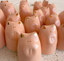 Laden Sie das Bild in den Galerie-Viewer, Picuru Amulet Glücks-Schweinchen – handgemacht - mit goldener Glasur