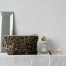 Laden Sie das Bild in den Galerie-Viewer, Kosmetiktasche SOPHIA Graou Olive – Leo Schminktasche &amp; Baby Kulturbeutel aus Baumwolle