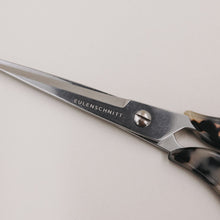 Laden Sie das Bild in den Galerie-Viewer, Eulenschnitt Schere Silber Leo – stilvolles Design für deinen Schreibtisch ✂️🤎