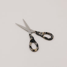 Laden Sie das Bild in den Galerie-Viewer, Eulenschnitt Schere Silber Leo – stilvolles Design für deinen Schreibtisch ✂️🤎