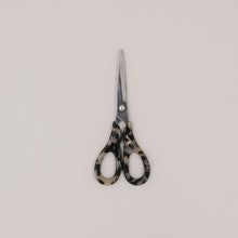Laden Sie das Bild in den Galerie-Viewer, Eulenschnitt Schere Silber Leo – stilvolles Design für deinen Schreibtisch ✂️🤎