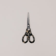 Laden Sie das Bild in den Galerie-Viewer, Eulenschnitt Schere Silber Leo – stilvolles Design für deinen Schreibtisch ✂️🤎