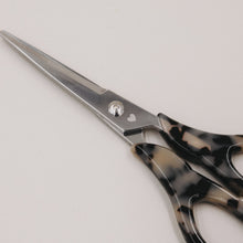 Laden Sie das Bild in den Galerie-Viewer, Eulenschnitt Schere Silber Leo – stilvolles Design für deinen Schreibtisch ✂️🤎