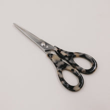 Laden Sie das Bild in den Galerie-Viewer, Eulenschnitt Schere Silber Leo – stilvolles Design für deinen Schreibtisch ✂️🤎