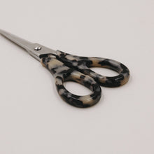 Laden Sie das Bild in den Galerie-Viewer, Eulenschnitt Schere Silber Leo – stilvolles Design für deinen Schreibtisch ✂️🤎