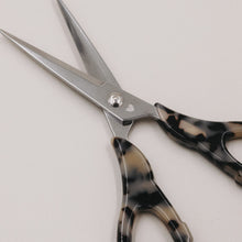 Laden Sie das Bild in den Galerie-Viewer, Eulenschnitt Schere Silber Leo – stilvolles Design für deinen Schreibtisch ✂️🤎