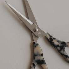Laden Sie das Bild in den Galerie-Viewer, Eulenschnitt Schere Silber Leo – stilvolles Design für deinen Schreibtisch ✂️🤎