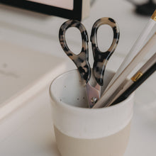 Laden Sie das Bild in den Galerie-Viewer, Eulenschnitt Schere Silber Leo – stilvolles Design für deinen Schreibtisch ✂️🤎