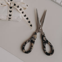 Laden Sie das Bild in den Galerie-Viewer, Eulenschnitt Schere Silber Leo – stilvolles Design für deinen Schreibtisch ✂️🤎