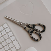 Laden Sie das Bild in den Galerie-Viewer, Eulenschnitt Schere Silber Leo – stilvolles Design für deinen Schreibtisch ✂️🤎