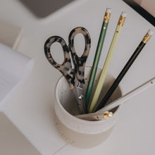 Laden Sie das Bild in den Galerie-Viewer, Eulenschnitt Schere Silber Leo – stilvolles Design für deinen Schreibtisch ✂️🤎