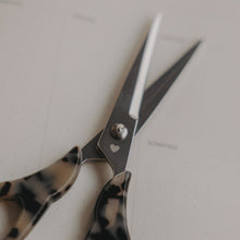 Laden Sie das Bild in den Galerie-Viewer, Eulenschnitt Schere Silber Leo – stilvolles Design für deinen Schreibtisch ✂️🤎