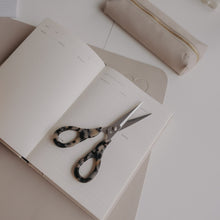 Laden Sie das Bild in den Galerie-Viewer, Eulenschnitt Schere Silber Leo – stilvolles Design für deinen Schreibtisch ✂️🤎