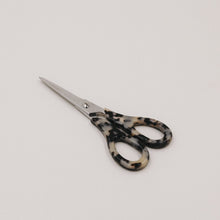 Laden Sie das Bild in den Galerie-Viewer, Eulenschnitt Schere Silber Leo – stilvolles Design für deinen Schreibtisch ✂️🤎