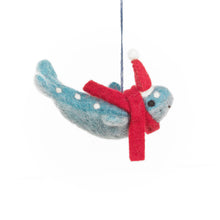 Laden Sie das Bild in den Galerie-Viewer, Buckelwal Filzanhänger Weihnachten | Felt so good