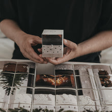 Laden Sie das Bild in den Galerie-Viewer, Eulenschnitt Adventskalender Socken für Zwei 2026 – limitiert | 24 Paar