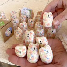 Laden Sie das Bild in den Galerie-Viewer, Picuru Amulet Kleiner Bär – handgemachtes Tierli aus Keramik