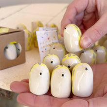 Laden Sie das Bild in den Galerie-Viewer, Picuru Amulet Selbstschutz Stachelschwein – handgemachtes Schutz-Amulett aus Keramik