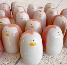 Laden Sie das Bild in den Galerie-Viewer, Picuru Amulet Pinguin der Gegenwart – handgemachtes Tierli aus Keramik