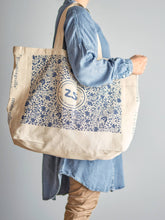 Laden Sie das Bild in den Galerie-Viewer, Bloomingville Jubiläumseinkaufstasche aus Baumwolle – Nachhaltige Stofftasche mit grafischem Design