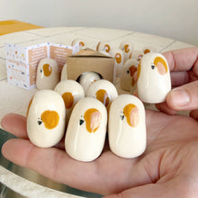 Laden Sie das Bild in den Galerie-Viewer, Picuru Amulet Intuitiver Welpe – handgemachtes Selbstschutz Tierli aus Keramik