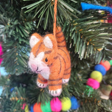 Laden Sie das Bild in den Galerie-Viewer, Colin die Katze aus Filz – Handmade in Nepal 🐈