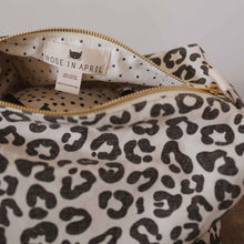 Laden Sie das Bild in den Galerie-Viewer, Kulturbeutel VIC mit Leopardenmuster Greige – Kosmetiktasche aus Baumwolle