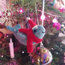 Laden Sie das Bild in den Galerie-Viewer, Buckelwal Filzanhänger Weihnachten | Felt so good