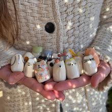 Laden Sie das Bild in den Galerie-Viewer, Picuru Amulet Intuitiver Welpe – handgemachtes Selbstschutz Tierli aus Keramik