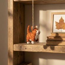 Laden Sie das Bild in den Galerie-Viewer, Colin die Katze aus Filz – Handmade in Nepal 🐈