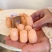 Laden Sie das Bild in den Galerie-Viewer, Picuru Amulet Glücks-Schweinchen – handgemacht - mit goldener Glasur